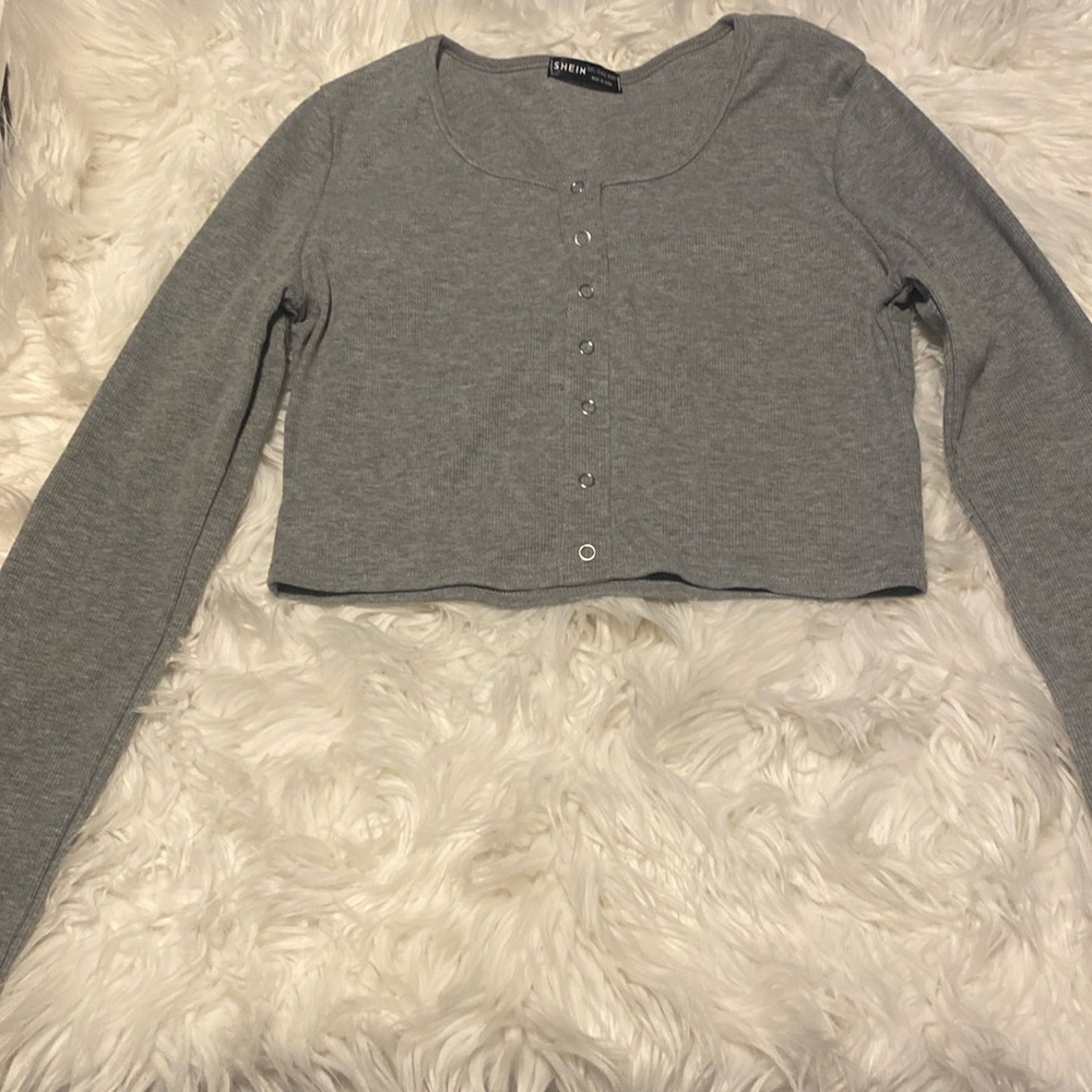 Crop top long sleeve shirt. Buttons down the middle does open.